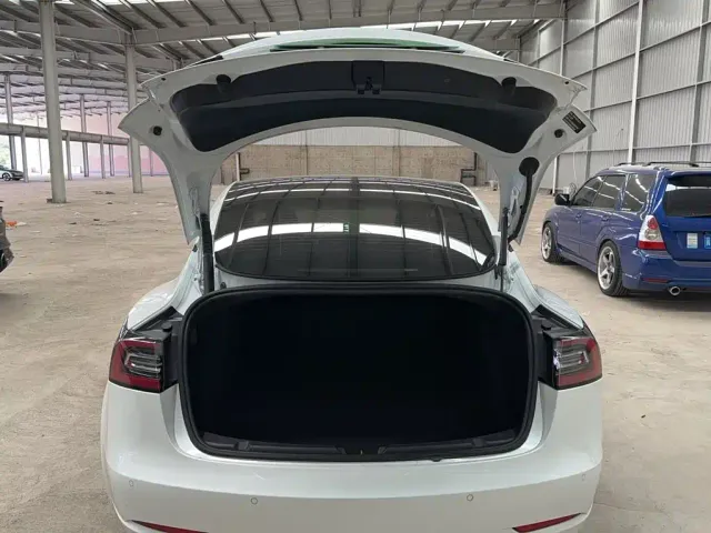 Tesla Model 3 — Фото автомобиля 13