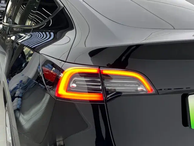 Tesla Model Y — Фото автомобиля 13