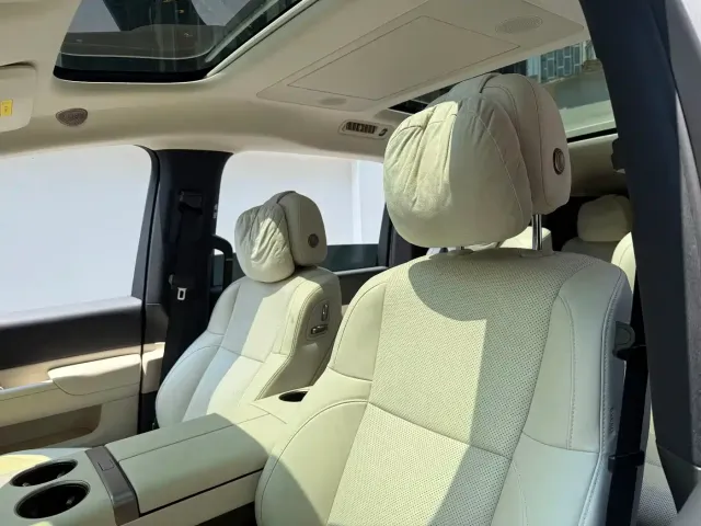 Li Auto MEGA — Фото автомобиля 11