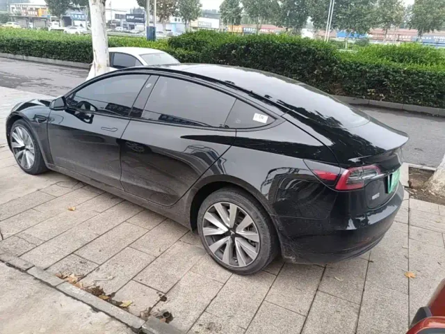 Tesla Model 3 — Фото автомобиля 4
