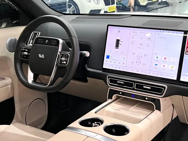 Li Auto L8 — Фото автомобиля 7