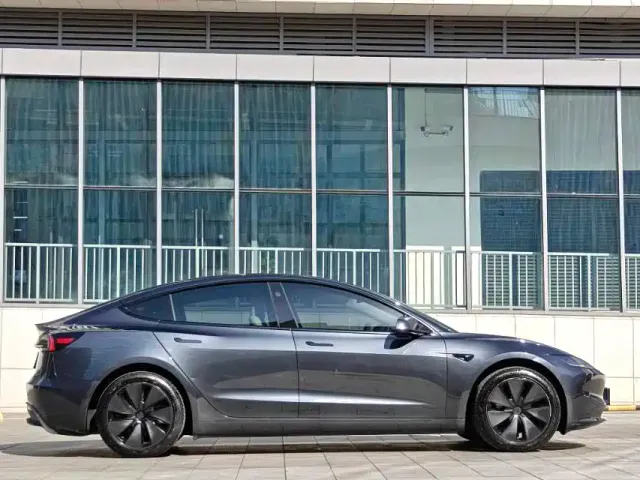 Tesla Model 3 — Фото автомобиля 8