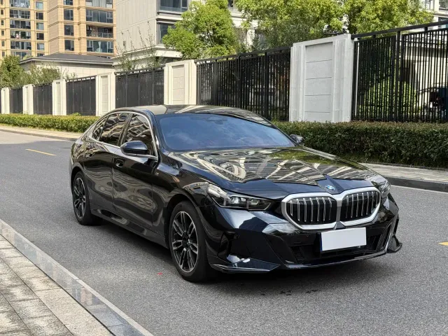 BMW 5 Series — Фото автомобиля 2