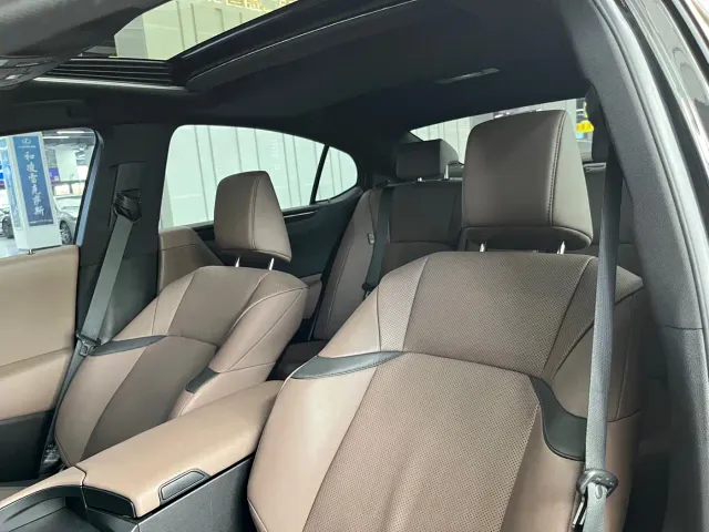 Lexus ES — Фото автомобиля 14