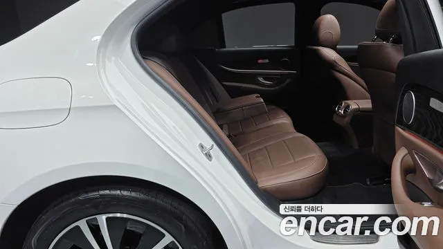Mercedes-Benz E-Class — Фото автомобиля 11