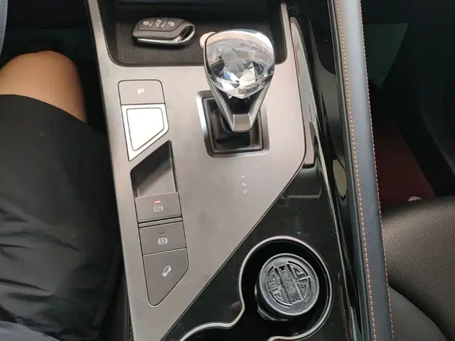 Roewe RX5 — Фото автомобиля 13