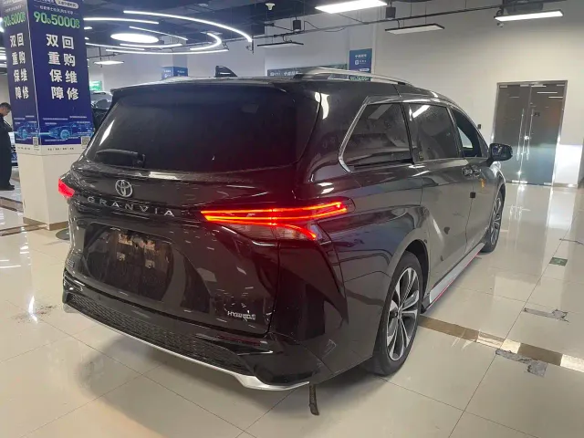 Toyota Granvia — Фото автомобиля 3