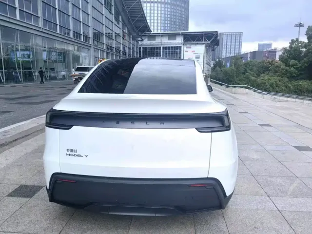 Tesla Model Y — Фото автомобиля 5