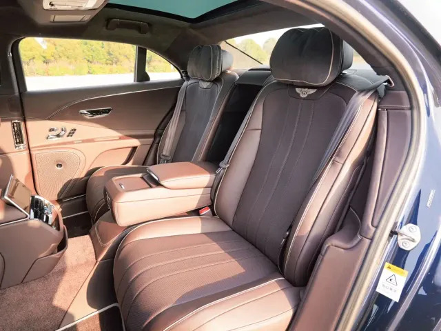 Bentley Flying Spur — Фото автомобиля 12