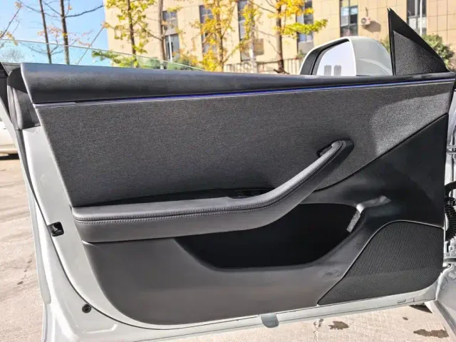 Tesla Model 3 — Фото автомобиля 5