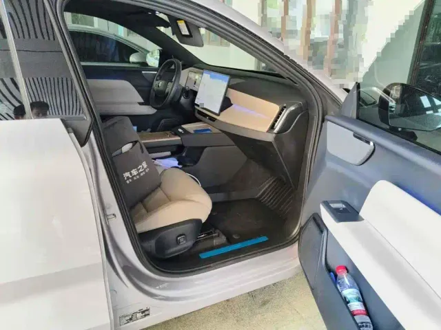 Volvo XC70 Plug-in Hybrid — Фото автомобиля 10