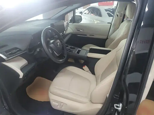 Toyota Sienna — Фото автомобиля 14