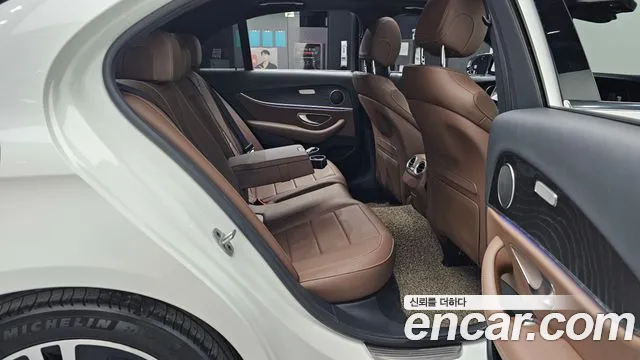 Mercedes-Benz E-Class — Фото автомобиля 12