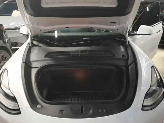 Tesla Model Y — Фото автомобиля 19