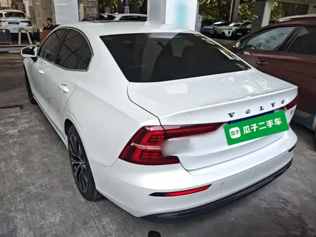 Volvo S60 — Фото автомобиля 4