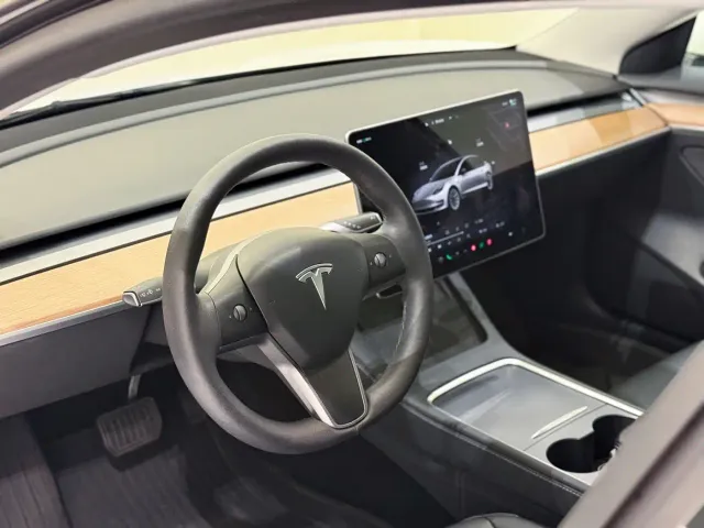 Tesla Model 3 — Фото автомобиля 12