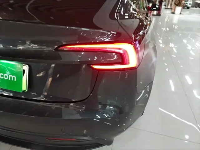 Tesla Model 3 — Фото автомобиля 7