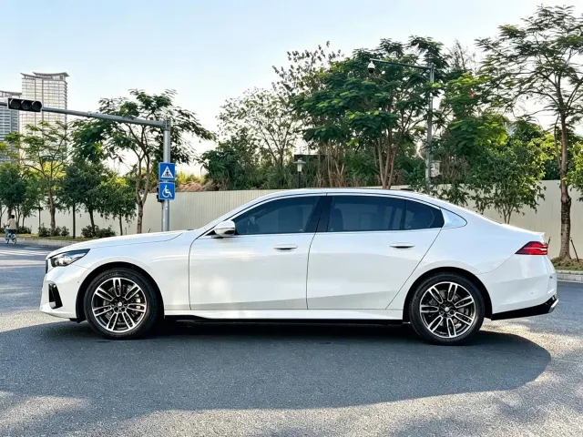 BMW 5 Series — Фото автомобиля 7
