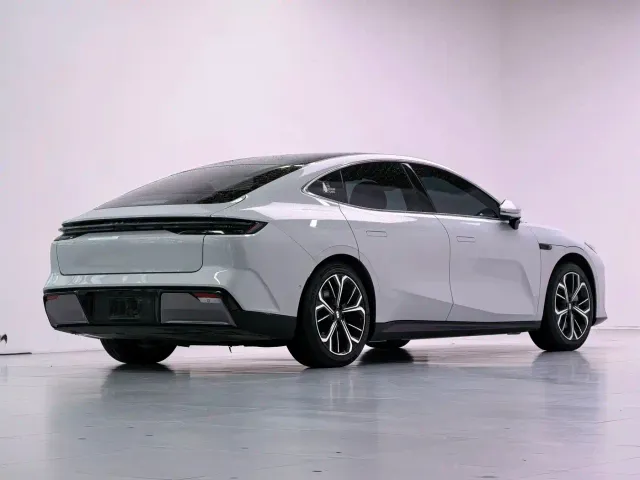 Geely Galaxy E8 — Фото автомобиля 6