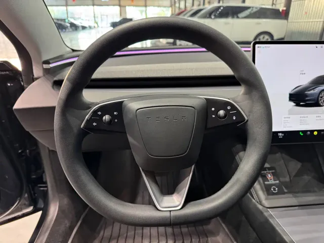Tesla Model 3 — Фото автомобиля 14