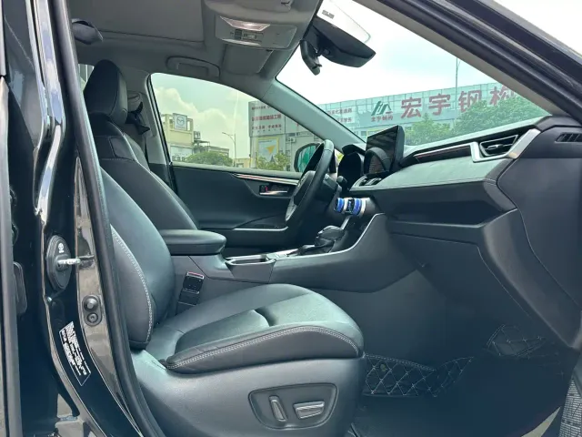 Toyota RAV4 — Фото автомобиля 9