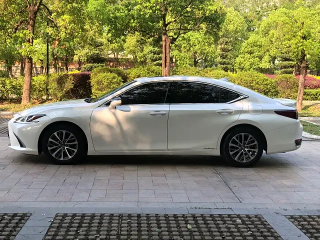 Lexus ES — Фото автомобиля 3