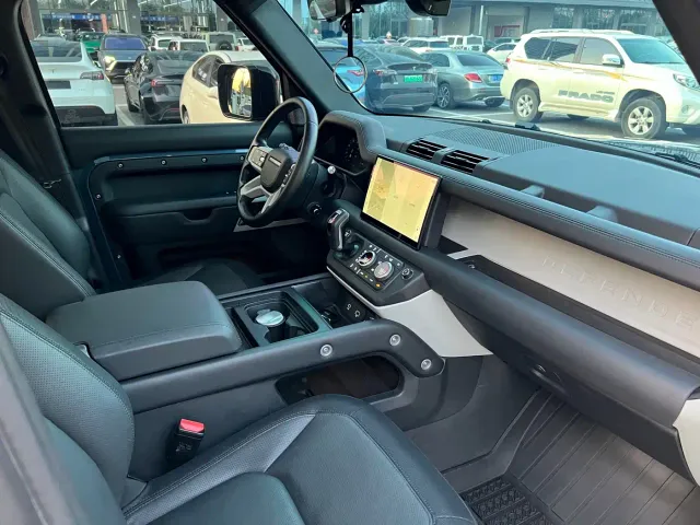 Land Rover Defender — Фото автомобиля 10