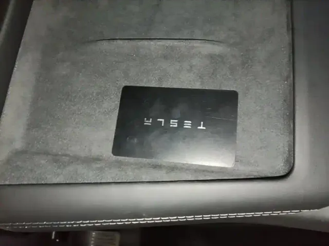 Tesla Model 3 — Фото автомобиля 8