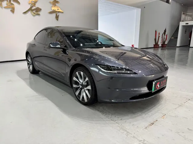 Tesla Model 3 — Фото автомобиля 8