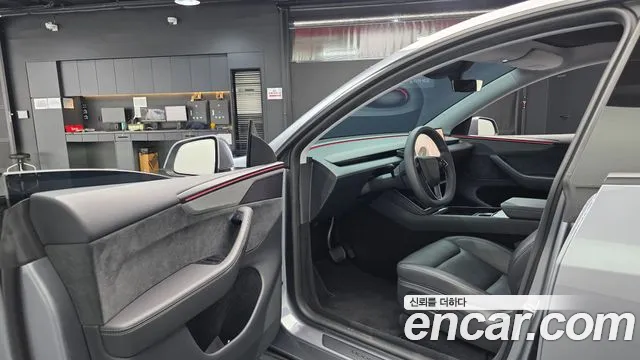 Tesla Model Y — Фото автомобиля 15