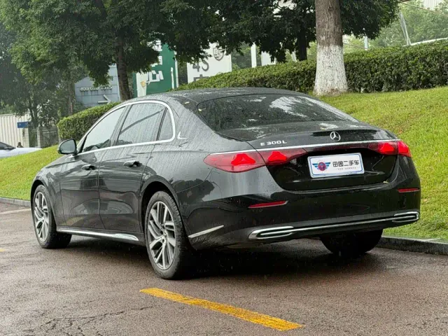 Mercedes-Benz E-Class — Фото автомобиля 4