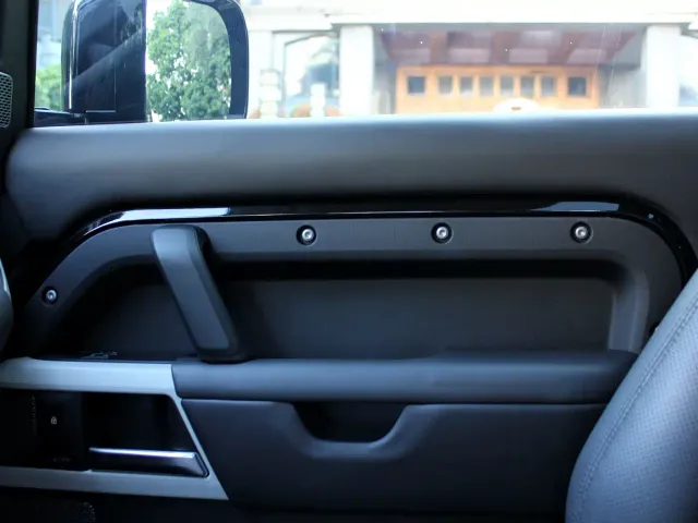 Land Rover Defender — Фото автомобиля 23