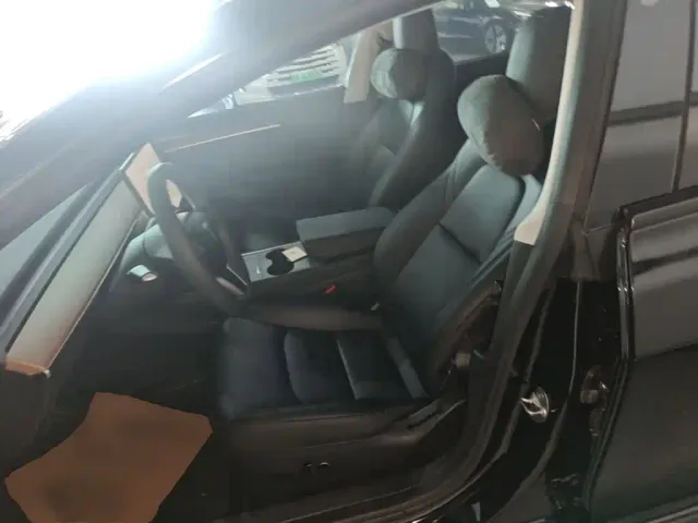 Tesla Model 3 — Фото автомобиля 14