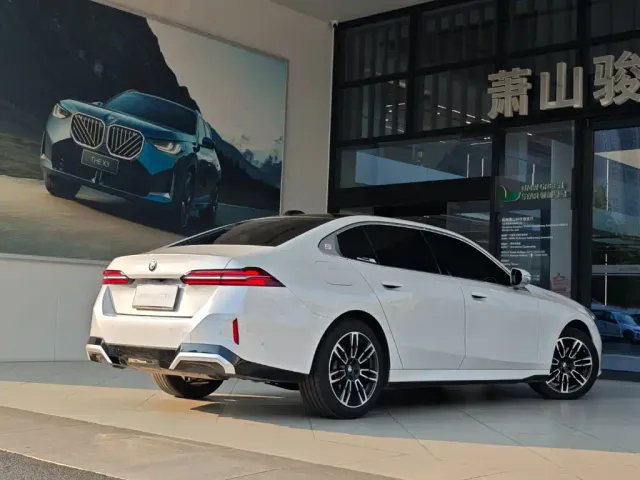 BMW 5 Series — Фото автомобиля 3