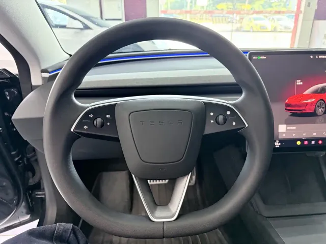 Tesla Model 3 — Фото автомобиля 11
