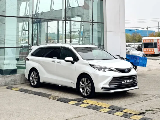 Toyota Sienna — Фото автомобиля 3
