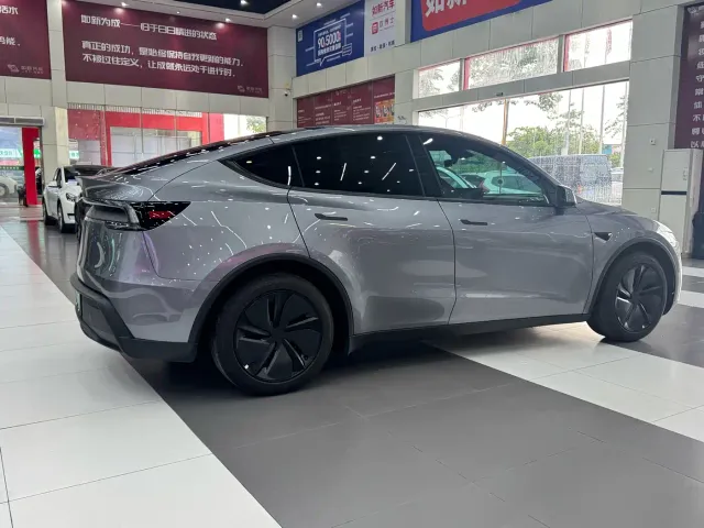 Tesla Model Y — Фото автомобиля 5