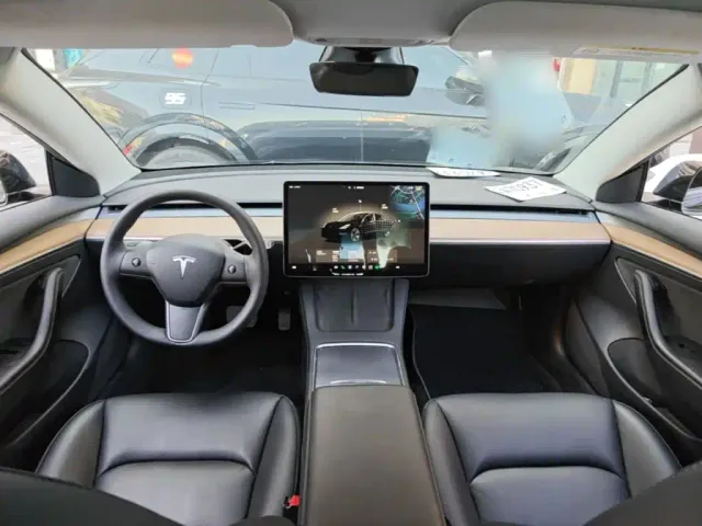 Tesla Model 3 — Фото автомобиля 9