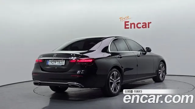 Mercedes-Benz E-Class — Фото автомобиля 2