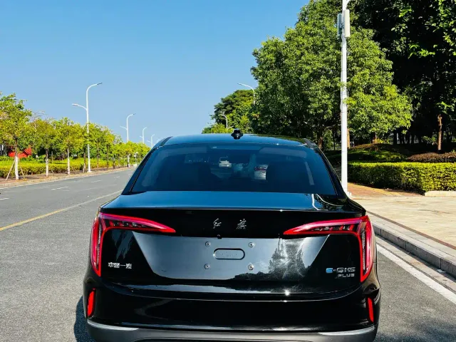 Hongqi E-QM5 — Фото автомобиля 16