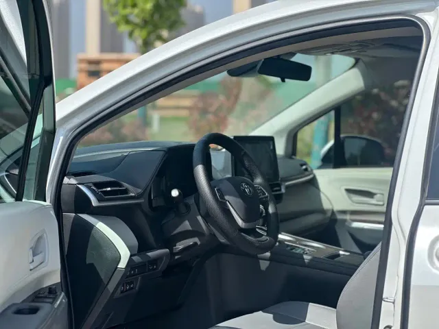 Toyota Sienna — Фото автомобиля 4