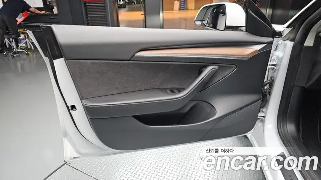 Tesla Model 3 — Фото автомобиля 23