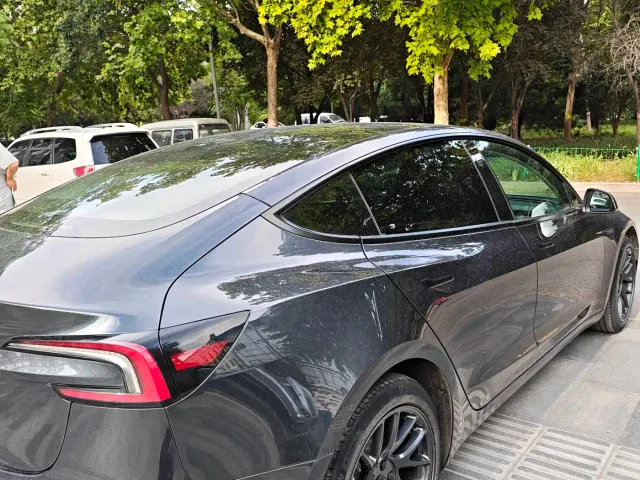 Tesla Model 3 — Фото автомобиля 10