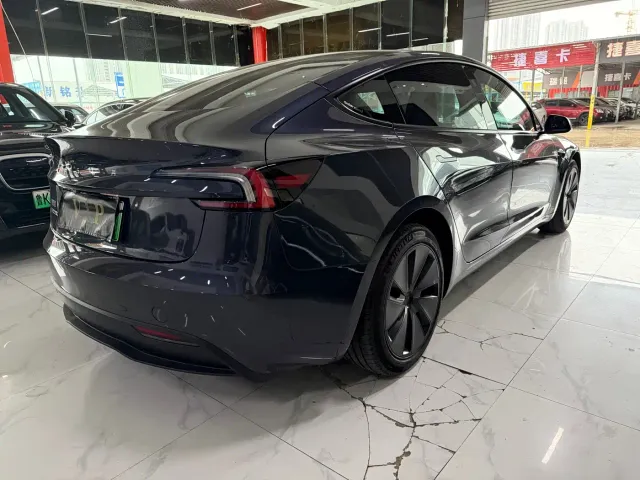 Tesla Model 3 — Фото автомобиля 9