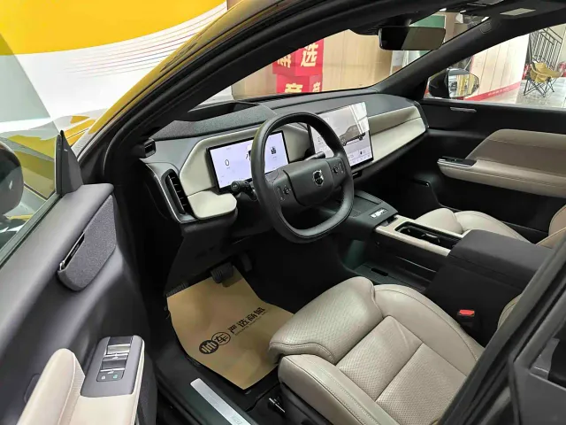 Volvo XC70 Plug-in Hybrid — Фото автомобиля 7