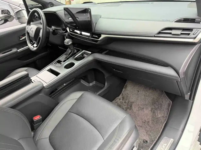 Toyota Sienna — Фото автомобиля 2