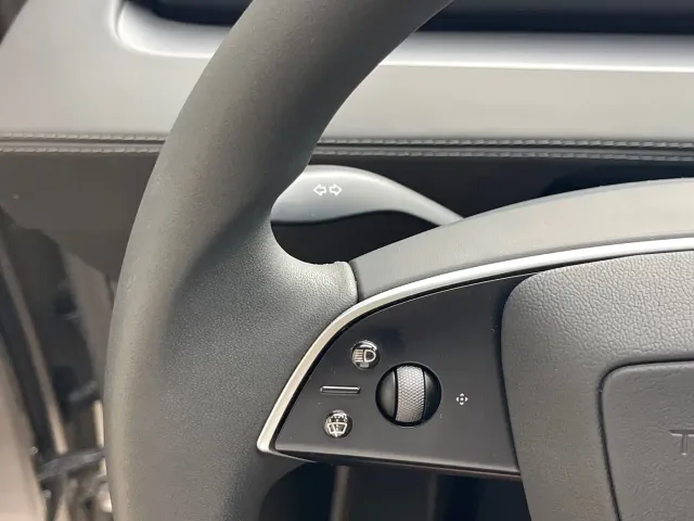 Tesla Model Y L — Фото автомобиля 17
