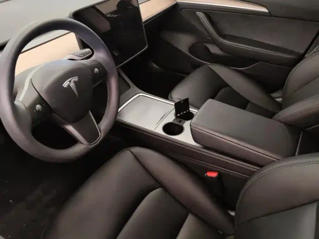 Tesla Model 3 — Фото автомобиля 12