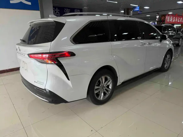 Toyota Sienna — Фото автомобиля 10
