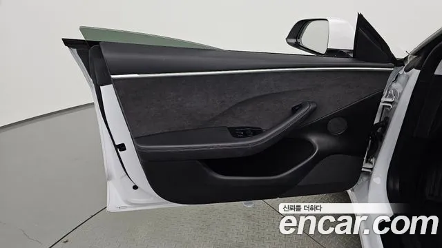 Tesla Model 3 — Фото автомобиля 13